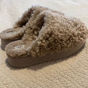 UGG Maxi Curly Platform Slide - Size 11